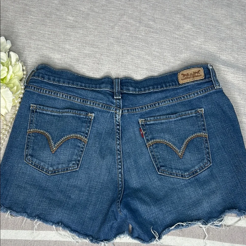 Classic Blue Women’s Levis Cut-Off Jean Shorts with Distressing size  8/29